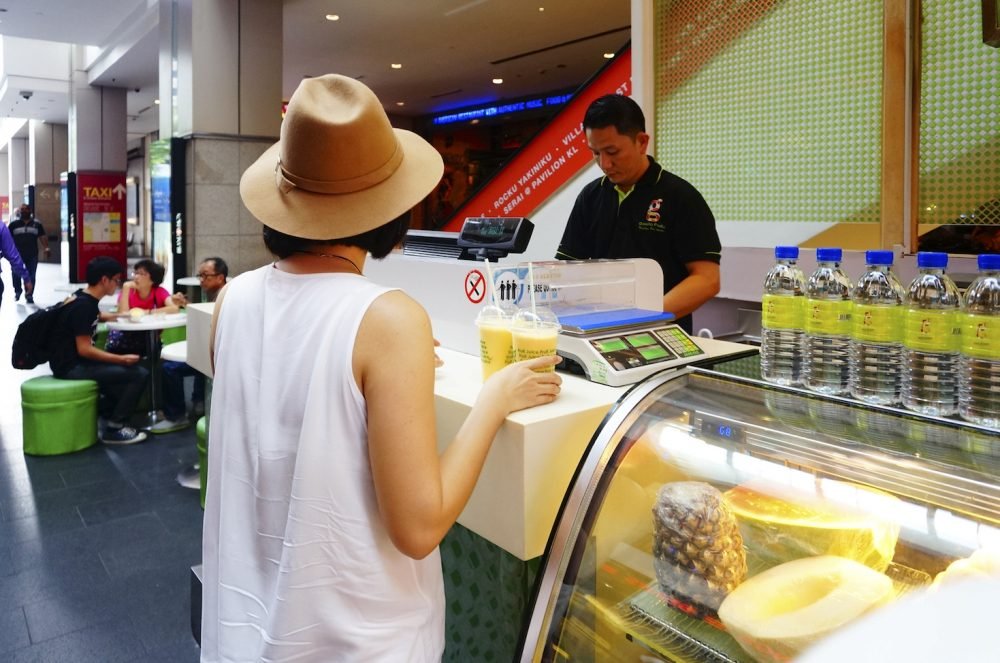 Buying Fresh Juice at Pavilion Mall Bukit Bintang