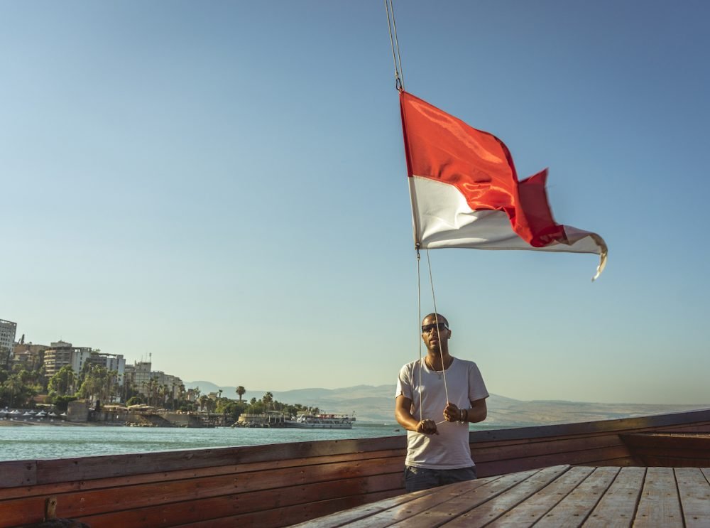 Ceremony to raise flag before sailing on the worship boat